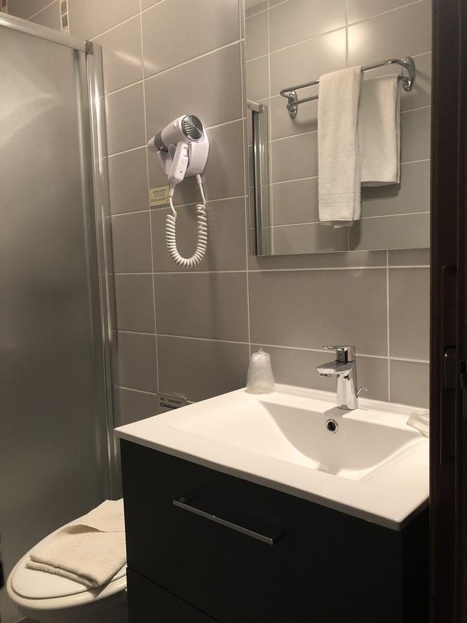 La Bonne Auberge Ségny Buitenkant foto